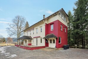 A red and white building with a sign reading 'BAMONIAPARTMENTS.' - Ramoni Apartments - Bergklang - Bad Wildbad (Bad Wildbad)