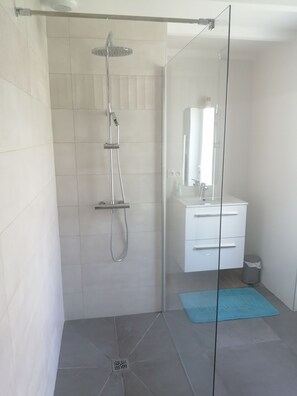 Dusche, Haartrockner, Toilettenpapier