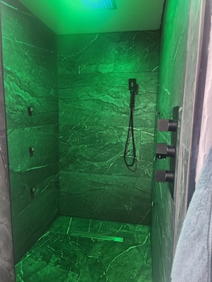 Dusche, Haartrockner, Handtücher, Seife