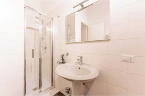 Dusche, Haartrockner, Bidet, Handtücher