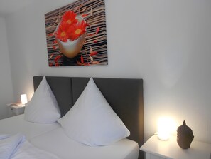 Tabla de planchar con plancha, wifi y ropa de cama 