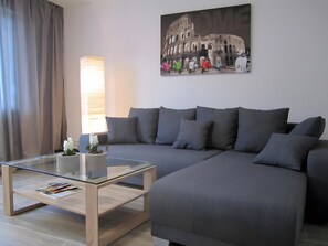 Living area - Apartment 'Near City Center | 4 Guests | Garden View' with Shared Garden, Balcony & Wi-Fi (Kleinblittersdorf)