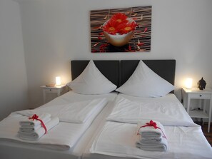 Room - Apartment 'Near City Center | 4 Guests | Garden View' with Shared Garden, Balcony & Wi-Fi (Kleinblittersdorf)