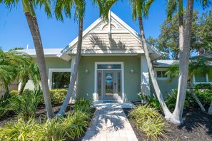 4 bedrooms - Beach House Steps From the Water-anna Maria Island (Holmes Beach)