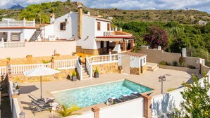 A poolside area with a clear view of a mountain in the background. - Villa Los Naranjos With 3 Bedrooms and 2 Bathrooms (Nerja)