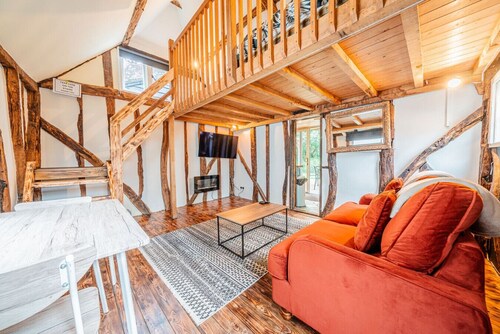 Private hot tub, fireplace and the New Forest on your doorstep