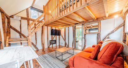 Private hot tub, fireplace and the New Forest on your doorstep