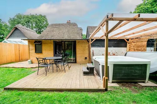 Private hot tub, fireplace and the New Forest on your doorstep