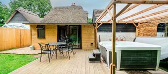 Private hot tub, fireplace and the New Forest on your doorstep