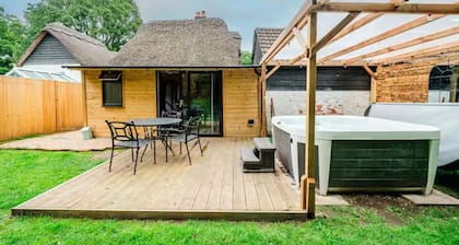 Private hot tub, fireplace and the New Forest on your doorstep