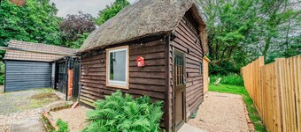 Private hot tub, fireplace and the New Forest on your doorstep