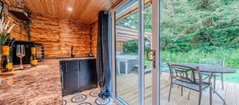 Private hot tub, fireplace and the New Forest on your doorstep