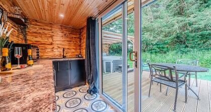 Private hot tub, fireplace and the New Forest on your doorstep