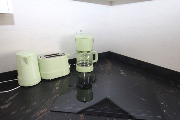 A kitchen counter with a coffee maker, a toaster, and a scale. - Casa Juan - Disfruta del mar el sol y la Comodidad (Santa Margalida)