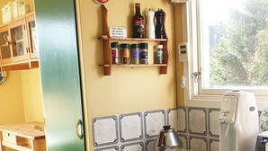 Een koffiezetapparaat/waterkoker, een koelkast, een microgolfoven