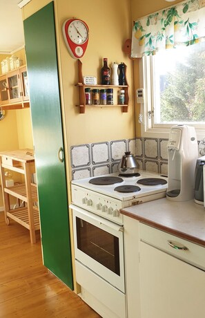 Wasserkocher mit Kaffee-/Teezubehör, Kühlschrank, Mikrowelle, Ofen