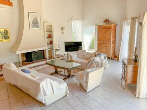 TV, fireplace - Large Family Home with Enclosed Garden Near the Beach (La Tranche-sur-Mer)