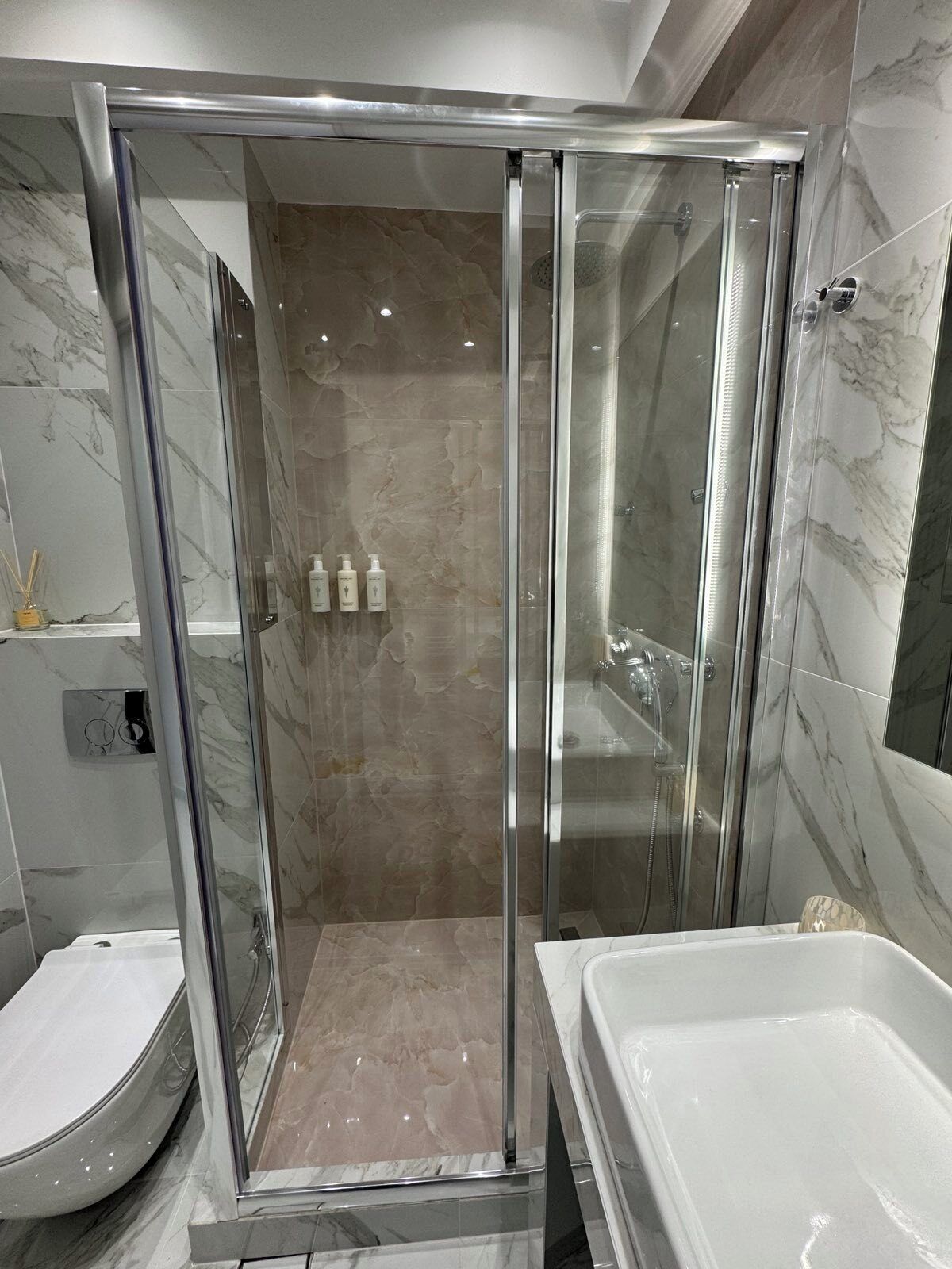 Shower, jetted tub, bidet, towels
