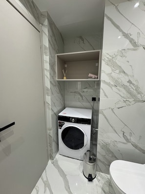 Regadera, tina de hidromasaje, bidet, toallas 