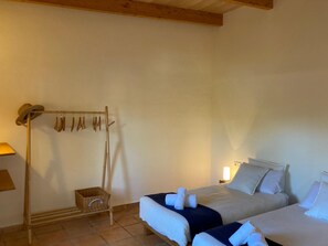 3 chambres, fer et planche à repasser, Wi-Fi gratuit, draps fournis