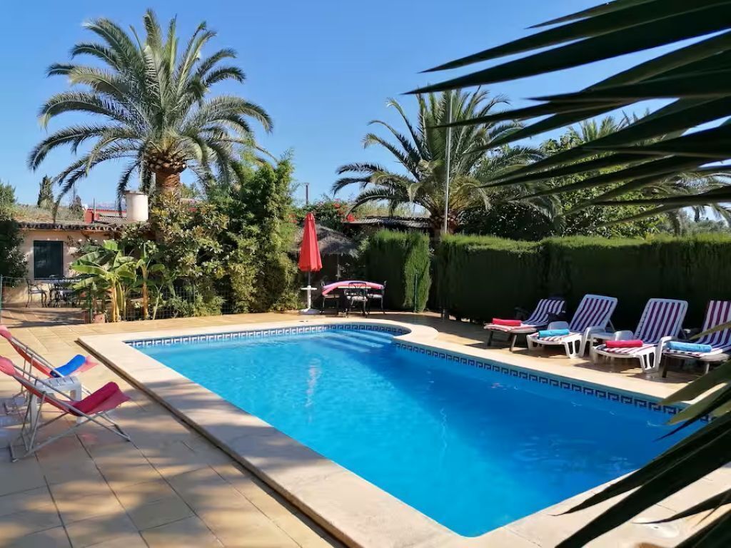 Una piscina al aire libre