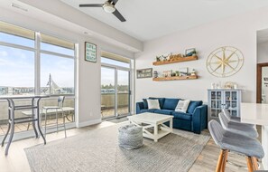 House, Smoking | 1 bedroom - Waterfront 1BR Modern Condo Friday Harbour (Innisfil)