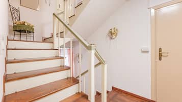 Apartment, Seeblick | Wohnbereich | Flachbildfernseher