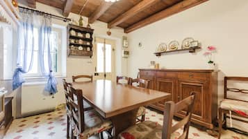 Departamento, vista al lago | Área de sala de estar | Televisión de pantalla plana