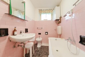 Appartement, vue lac | Salle de bain
