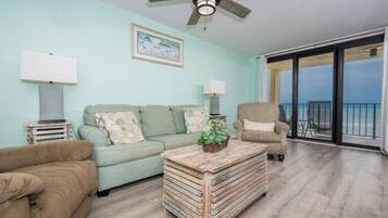 Signature appartement, balkon, uitzicht op strand | Woonkamer