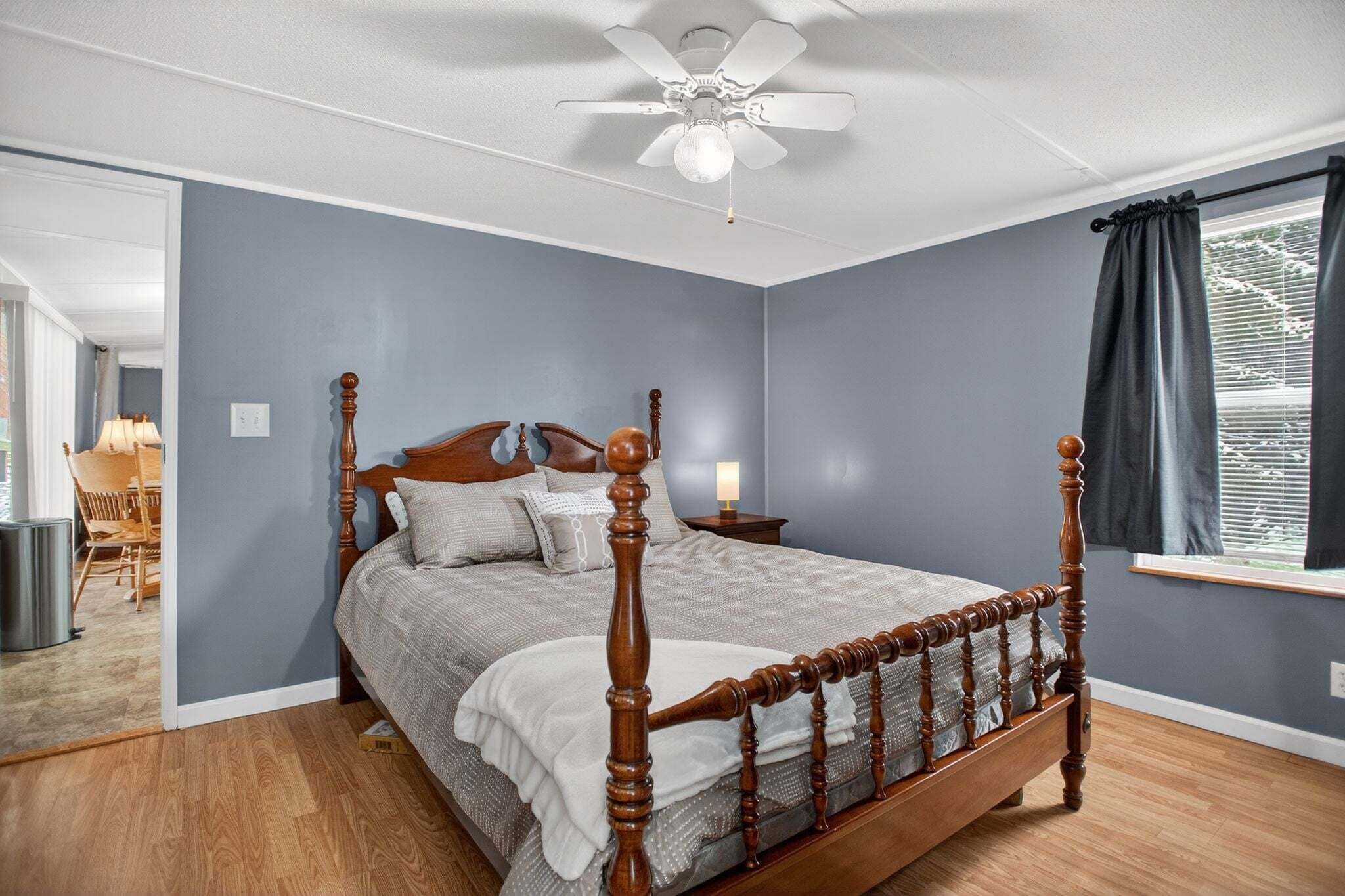 2 bedrooms, laptop workspace, iron/ironing board, free WiFi