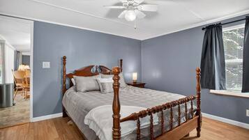 2 bedrooms, laptop workspace, iron/ironing board, free WiFi