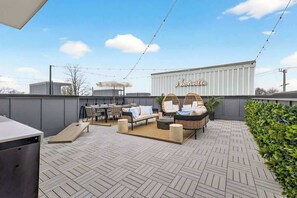 Outdoor dining - The Luxe Stay! 8 Beds• 3.5 Baths • Rooftop Firepit (Nashville)