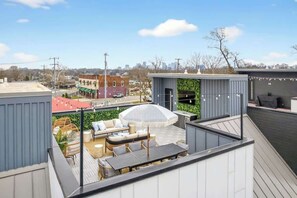 Outdoor dining - The Luxe Stay! 8 Beds• 3.5 Baths • Rooftop Firepit (Nashville)