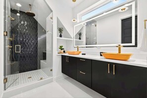 Shower, hair dryer, shampoo - The Luxe Stay! 8 Beds• 3.5 Baths • Rooftop Firepit (Nashville)