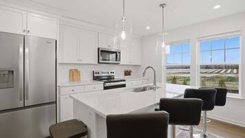 Townhome, 4 Bedrooms | Private kitchen
