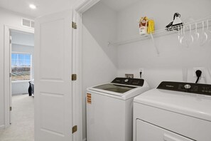 Interior - New 4br Townhome Near Harpers Ferry 4 Bedroom Townhouse (Charles Town)