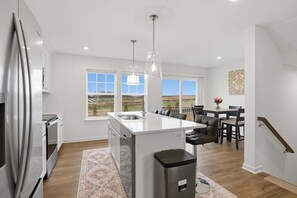 Townhouse, 4 kamar tidur | Dapur pribadi | Lemari es, oven, mesin pembuat kopi/teh, dan pemanggang roti