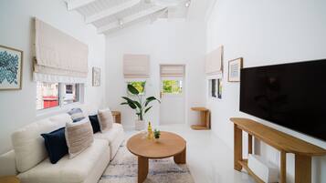 House, 5 Bedrooms | Living area | Smart TV