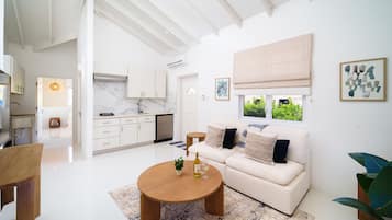 House, 5 Bedrooms | Living area