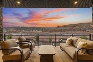 House, Multiple Bedrooms | Property grounds - Ever-changing Sky 7 Bedroom Home (Washington)