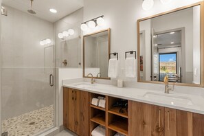 House, Multiple Bedrooms | Bathroom - Ever-changing Sky 7 Bedroom Home (Washington)