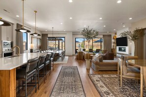 House, Multiple Bedrooms | Dining - Ever-changing Sky 7 Bedroom Home (Washington)