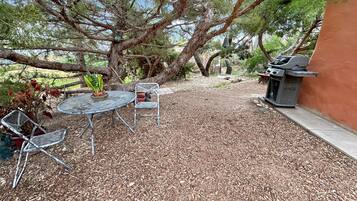 Studio | Tempat makan luar