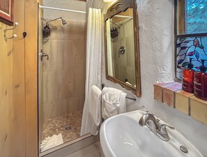 Studio | Bathroom | Towels, shampoo - Casita Adobe Duplex (Grand Junction)