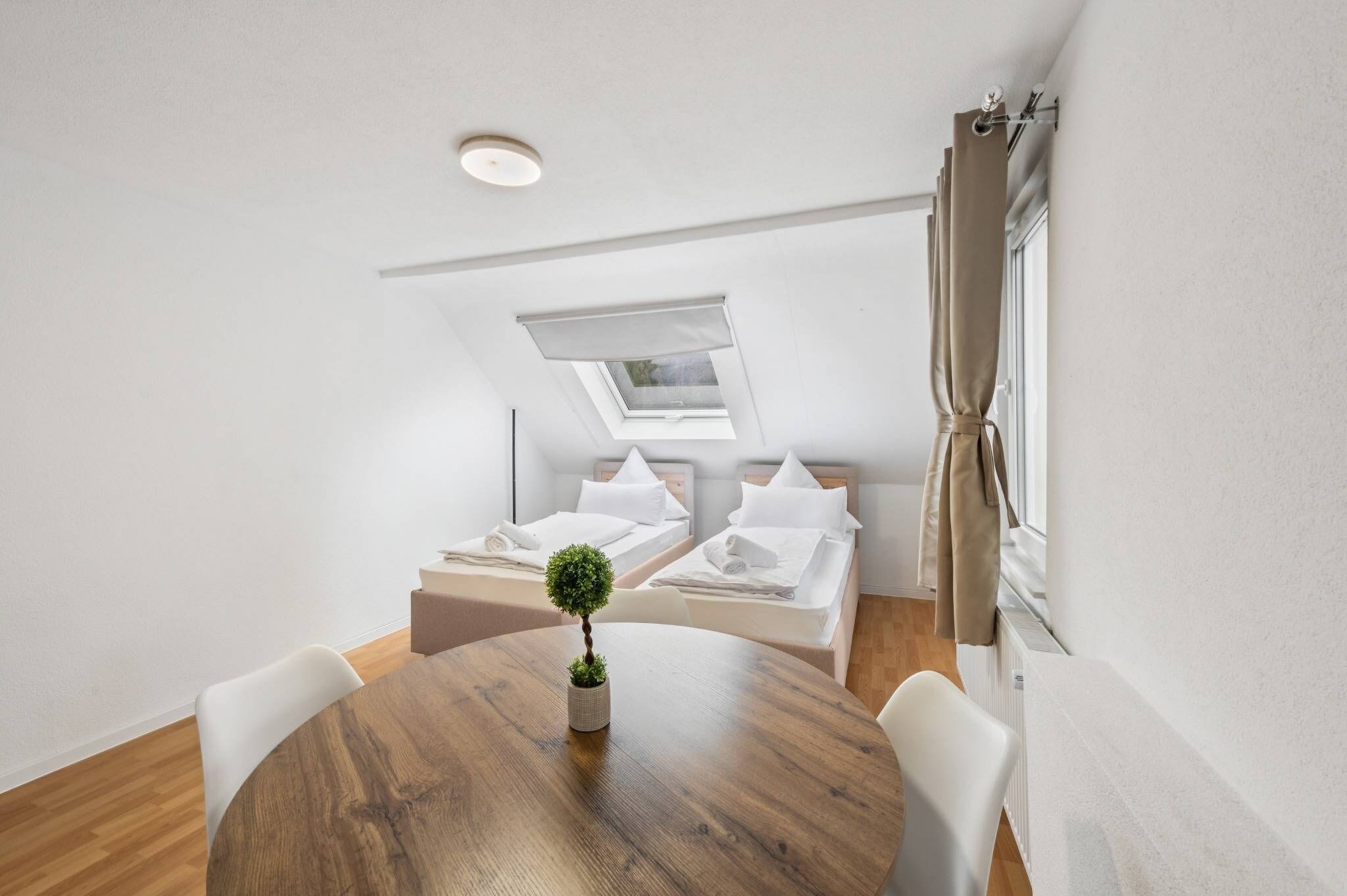 Tabla de planchar con plancha, wifi, ropa de cama