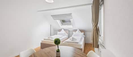 Tabla de planchar con plancha, wifi, ropa de cama