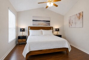 5 Schlafzimmer, Zimmersafe, Schreibtisch, Bügeleisen/Bügelbrett