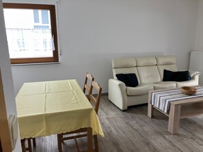 Living area - Apartment "Kleeblatt" with Balcony and Wi-Fi (Bad Wildbad)