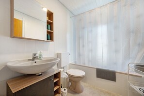 Shower, hair dryer, towels - Apartment "Kleeblatt" with Balcony and Wi-Fi (Bad Wildbad)